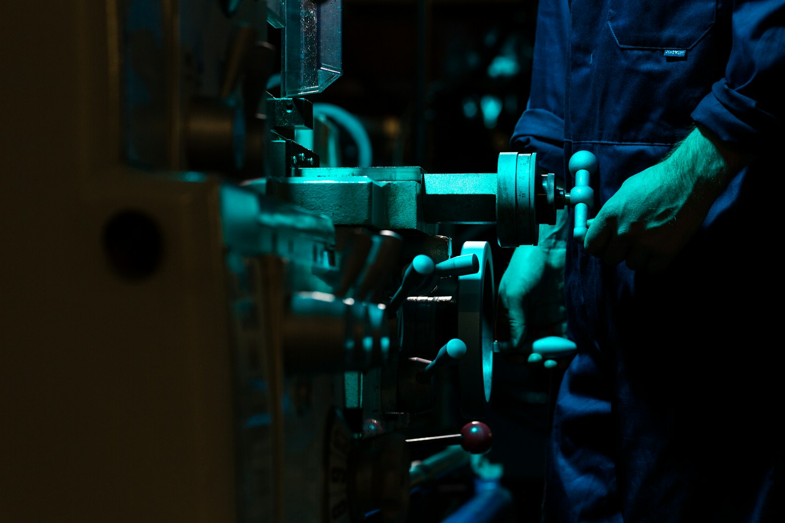 Laboratoire d'innovation : équipe technique autour d'écrans d'AIOps et d'observabilité